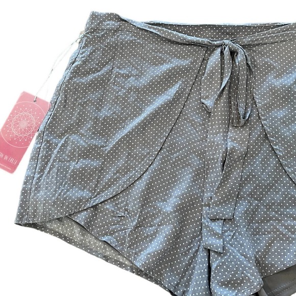 FASHION ON EARTH DOTTED FAUX WRAP‎ TIE FRONT SIDE ZIP SHORT GRAY/WHITE LARGE NWT - Picture 2 of 11